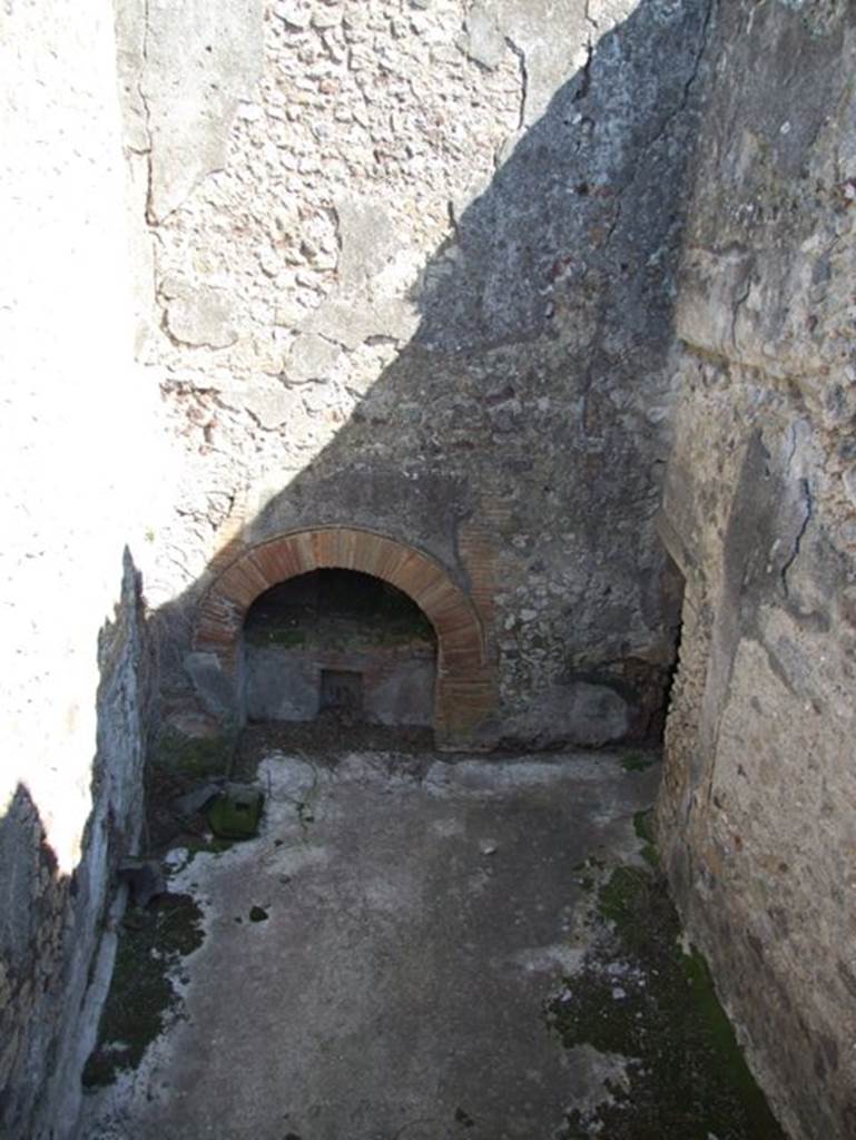 VII.15.16 Pompeii. March 2009. Looking towards oven in unroofed courtyard () of bakery.