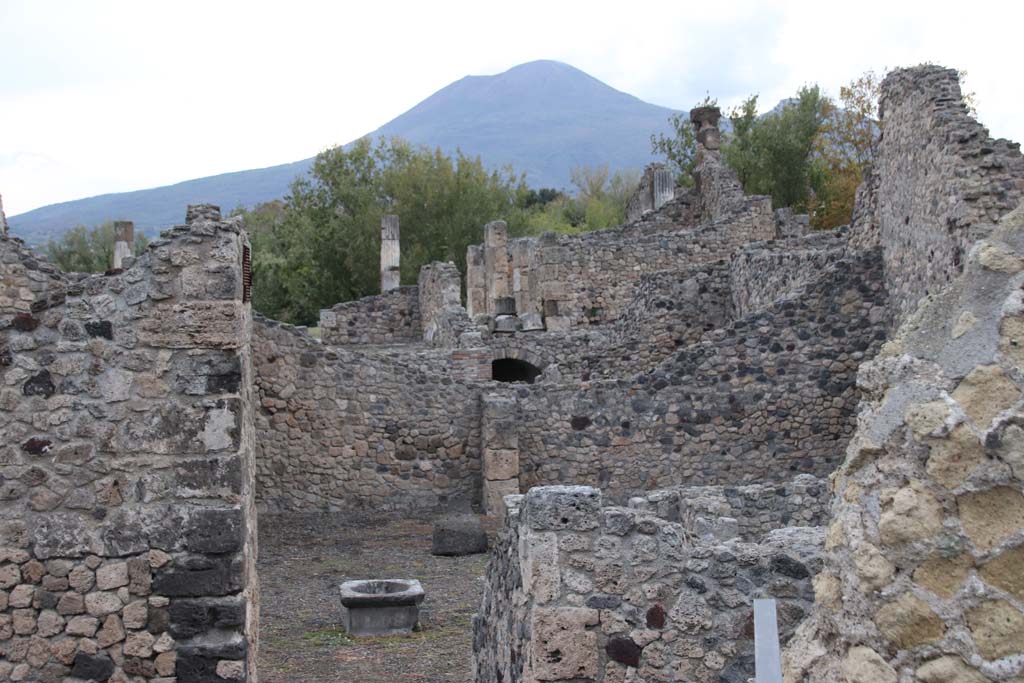 VII.16.1 Pompeii, on left ,and VII.16.2, on right, from Temple of Venus. September 2005.
