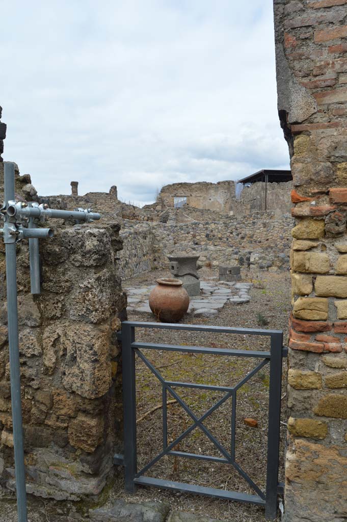 VII.16.6 Pompeii. March 2018. Looking north through entrance doorway.
Foto Taylor Lauritsen, ERC Grant 681269 DÉCOR.

