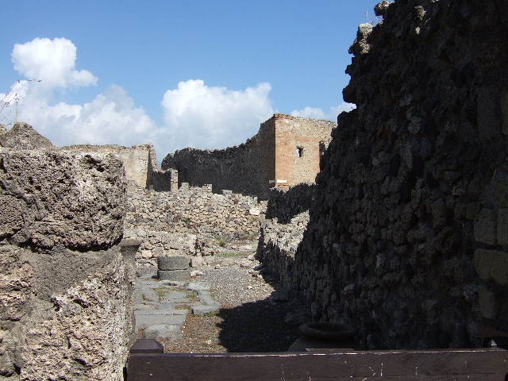 VII.16.6 Pompeii. September 2005. Looking north through entrance doorway.