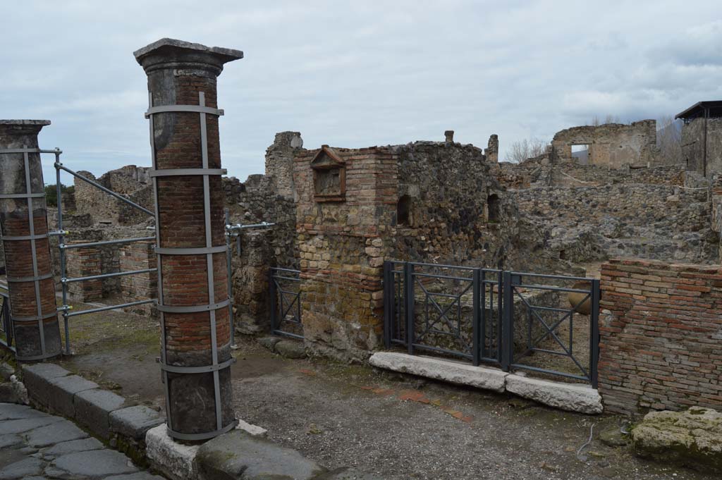 VII.16.7 Pompeii, on right. March 2018. Looking north-west towards entrance doorways which would have been under a portico.
Foto Taylor Lauritsen, ERC Grant 681269 DÉCOR.
