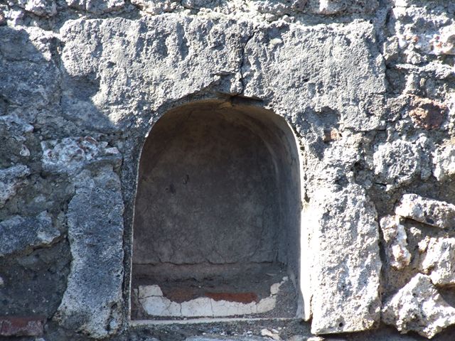VII.16.7 Pompeii. September 2021. 
Detail of niche at south end of west wall. Photo courtesy of Klaus Heese.
