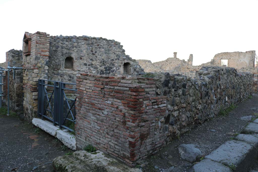 VII.16.7, Pompeii. December 2018. 
Looking north-west across insula and side wall of VII.16.7 on Vicolo del Gigante, at junction with Via Marina, on left.
Photo courtesy of Aude Durand.

