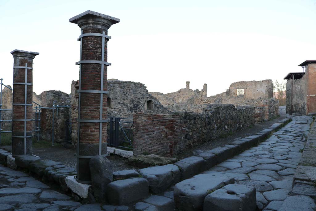 VII.16.8, Pompeii. December 2018. Looking north from junction of Via Marina, on left, and Vicolo del Gigante (or Soprastanti) on right.
The entrance doorway to VII.16.8 can be seen on the right, with VII.16.7, centre left. Photo courtesy of Aude Durand.
