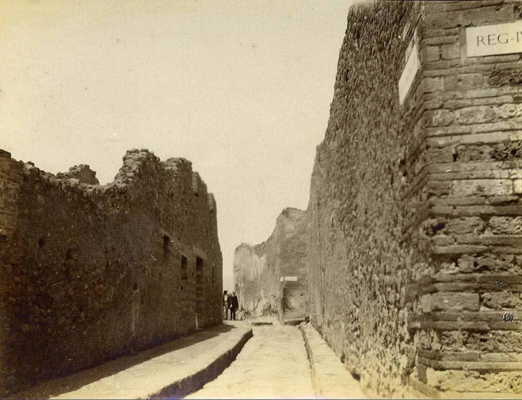 Vicolo del Gigante between VII.16 and VII.7. 1905. Looking north from Via Marina. Photo courtesy of Rick Bauer.
A very interesting photo showing on the left, what appears to be the front façade and doorways of VII.16.8 and 9.
On the right is the west wall of VII.7.10, before its destruction in the 1943 bombing.
