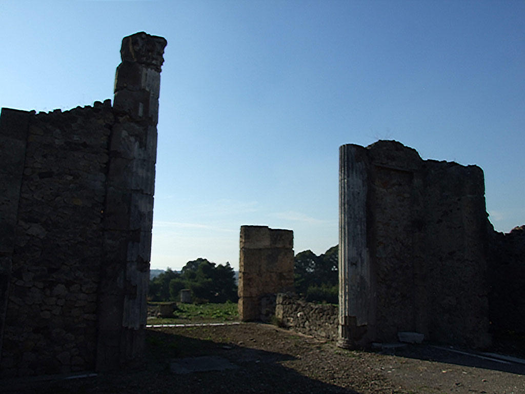 VII.16.13 Pompeii. December 2007. Doorway to room 14, ala on south side of atrium.