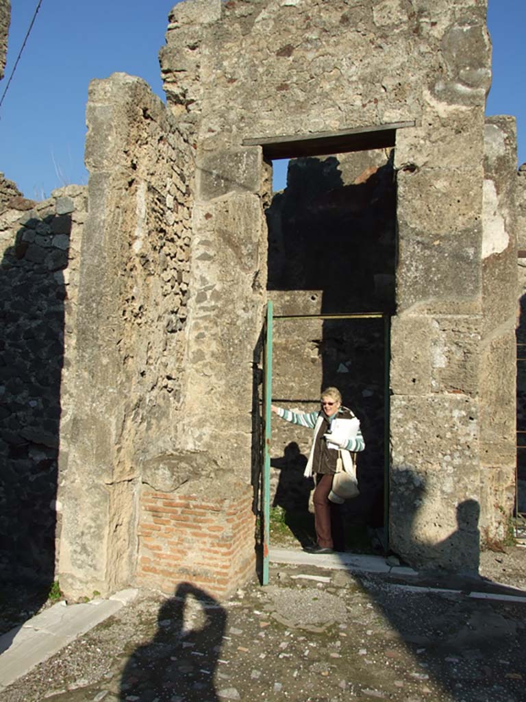 VII.16.13 Pompeii.  December 2007. Doorway to room 8 on north side of tablinum.