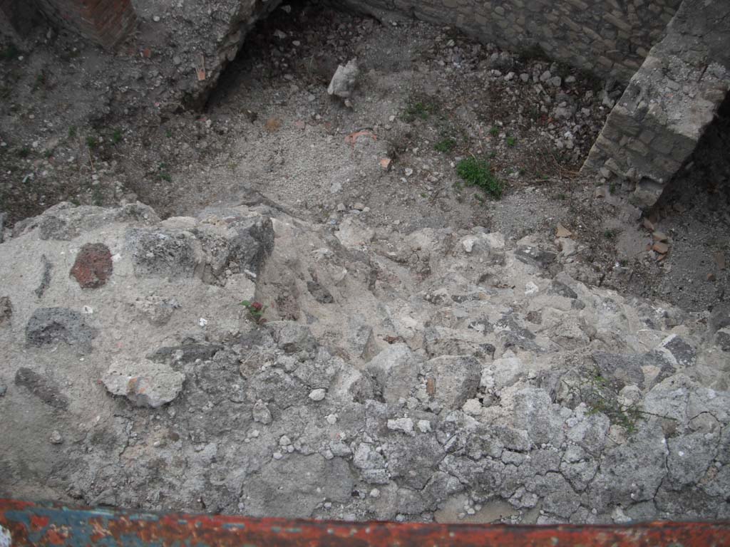 VII.16.17 Pompeii. September 2005. South perimeter wall on Vicolo dei Soprastanti, looking east. VII.15 on right.
