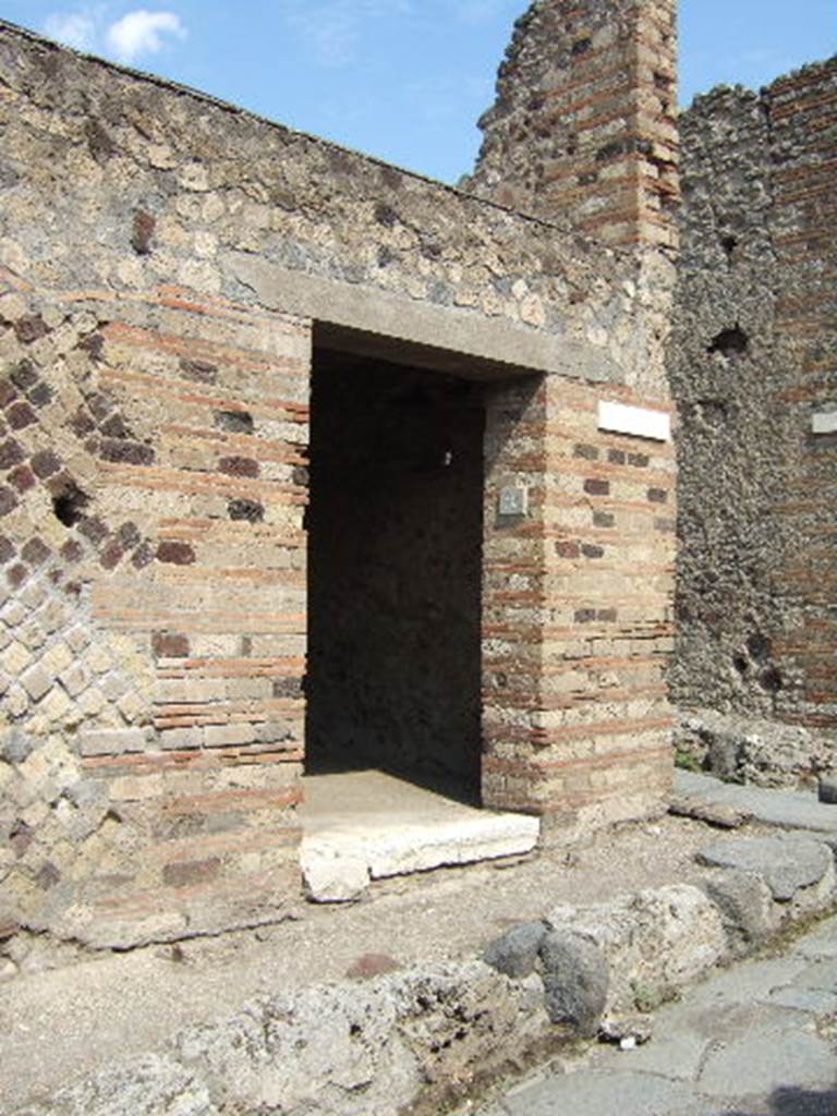 VII.16.19 Pompeii. September 2005. Entrance doorway on Vicolo dei Soprastanti, on corner of junction with Vicolo del Farmacista.