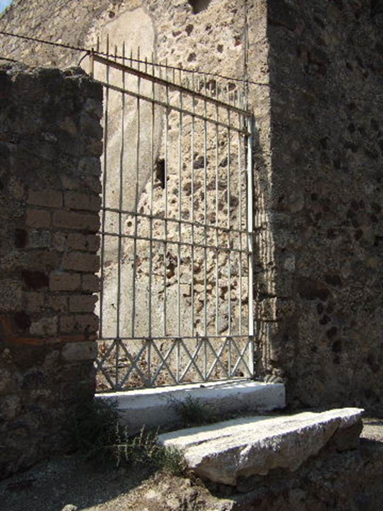 VII.16.20 Pompeii. September 2005. Looking towards entrance doorway.
