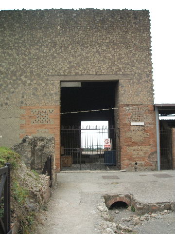 VII.16.17-22 Pompeii. May 2006. Looking west across atrium and impluvium.
According to Jashemski, on the left was a doorway with a grand view through a large room to a courtyard garden (not photographed).
Beyond the garden was a stately oecus. In the courtyard garden, a fountain jet rose in the middle of the round pool. Faint traces show that the interior of the pool had been painted blue. A gutter around the edge of the pool carried off roof water.
See Jashemski, W. F., 1993. The Gardens of Pompeii, Volume II: Appendices. New York: Caratzas. (p.203, A, fig.235)