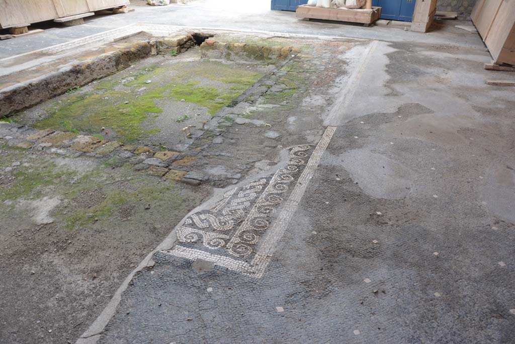 VII.16.22 Pompeii. October 2018. Detail from south-west corner of impluvium in atrium.
Foto Annette Haug, ERC Grant 681269 DÉCOR.
