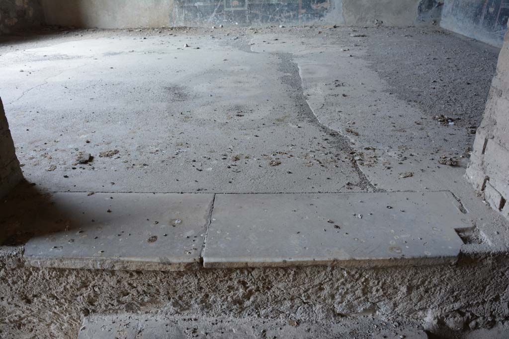 VII.16.22 Pompeii. October 2018. Room 44, lower doorway and step onto south side of flooring, from corridor 43.
Foto Annette Haug, ERC Grant 681269 DÉCOR.
