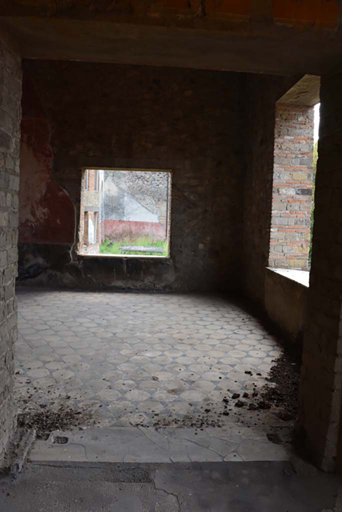 VII.16.22 Pompeii. October 2018. Oecus 48, looking south across marble tiled flooring.
Foto Annette Haug, ERC Grant 681269 DÉCOR.
