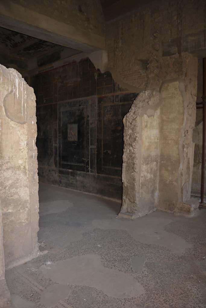 VII.16.22 Pompeii. October 2018. 
Room 58, looking across area 57 towards doorway to room with black walls.
Foto Annette Haug, ERC Grant 681269 DÉCOR.
