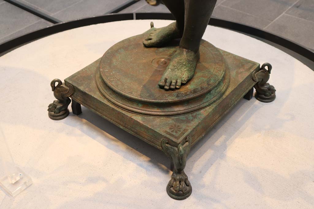 VII.16.17-22 Pompeii. February 2021. 
Detail of feet and base of the bronze Ephebus, used as an oil lamp holder, found in dining room.
Photographed on display in Antiquarium. Photo courtesy of Fabien Bièvre-Perrin (CC BY-NC-SA).
