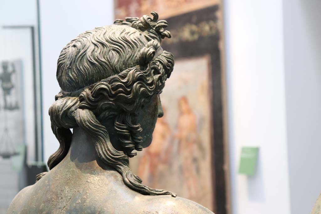 VII.16.17-22 Pompeii. February 2021. 
Rear of head of statue of the bronze Ephebus, used as an oil lamp holder, found in dining room.
Photographed on display in Antiquarium. Photo courtesy of Fabien Bièvre-Perrin (CC BY-NC-SA).
