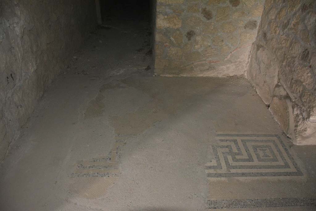VII.16.22 Pompeii. October 2018. Room 67, looking east across doorway threshold.
Foto Annette Haug, ERC Grant 681269 DÉCOR.
