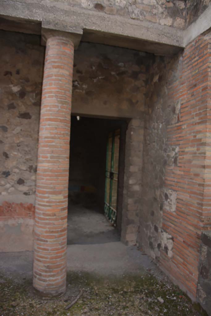 VII.16.17-22 Pompeii. October 2018. 
Peristyle 14, doorway into triclinium 16 in south-west corner.
Foto Annette Haug, ERC Grant 681269 DÉCOR.
