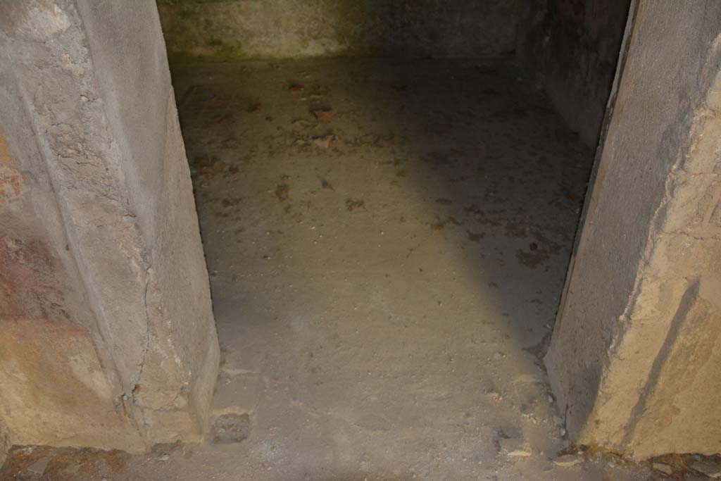 VII.16.17-22 Pompeii. October 2018. Room 24, lower doorway threshold.
Foto Annette Haug, ERC Grant 681269 DÉCOR.

