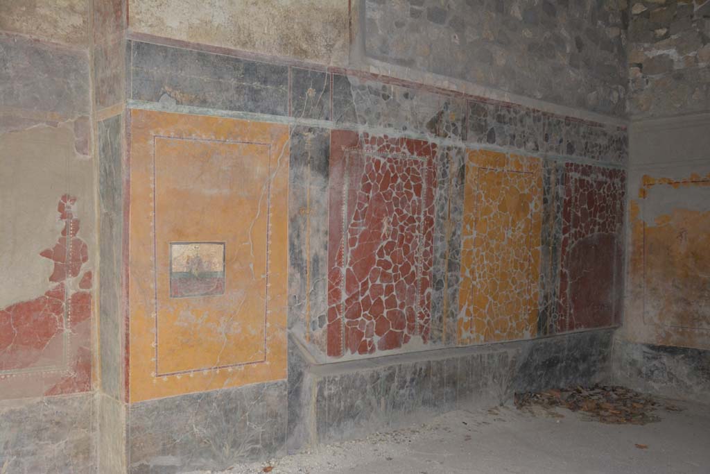 VII.16.17-22 Pompeii. October 2018. Triclinium 25, north wall, with painted panel showing masks of satyrs resting on a shelf.
Foto Annette Haug, ERC Grant 681269 DÉCOR.
