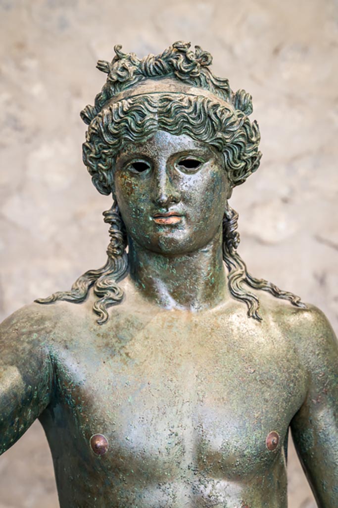VII.16.17-22 Pompeii. January 2023. Bronze Ephebus, detail, found in oecus 62.
On display in exhibition in Palaestra. Photo courtesy of Johannes Eber.
