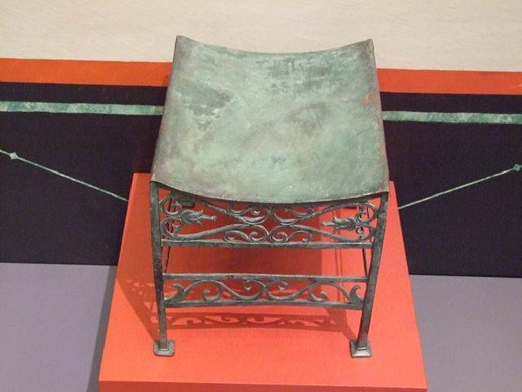 VII.16.19 Pompeii. Bronze stool. SAP 3753. (Note the change of inventory number to Archaeological Park of Pompeii, inv. 13355.)
Photographed at “A Day in Pompeii” exhibition at Melbourne Museum. September 2009.
