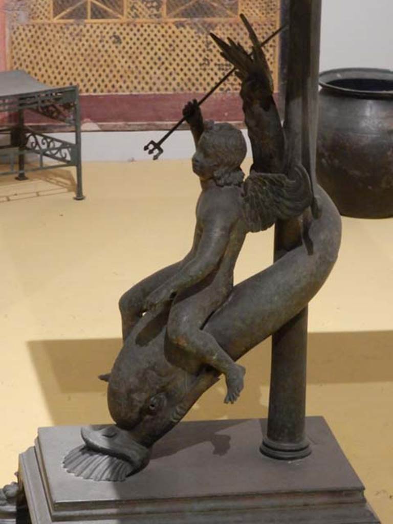 VII.16.17-22, Pompeii. May 2018. Detail of bronze cupid riding a dolphin, Archaeological Park of Pompeii, inv. 13371.  
Photo courtesy of Buzz Ferebee.

