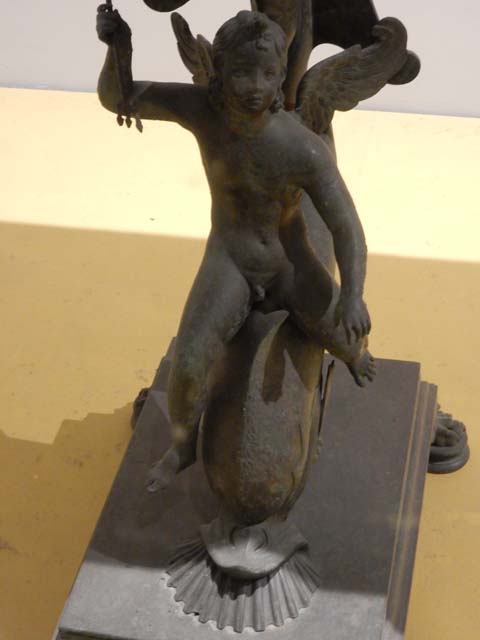 VII.16.17-22, Pompeii. May 2018. Bronze and marble table.
Detail of bronze cupid riding a dolphin, Archaeological Park of Pompeii, inv. 13371.  
Photo courtesy of Buzz Ferebee.
