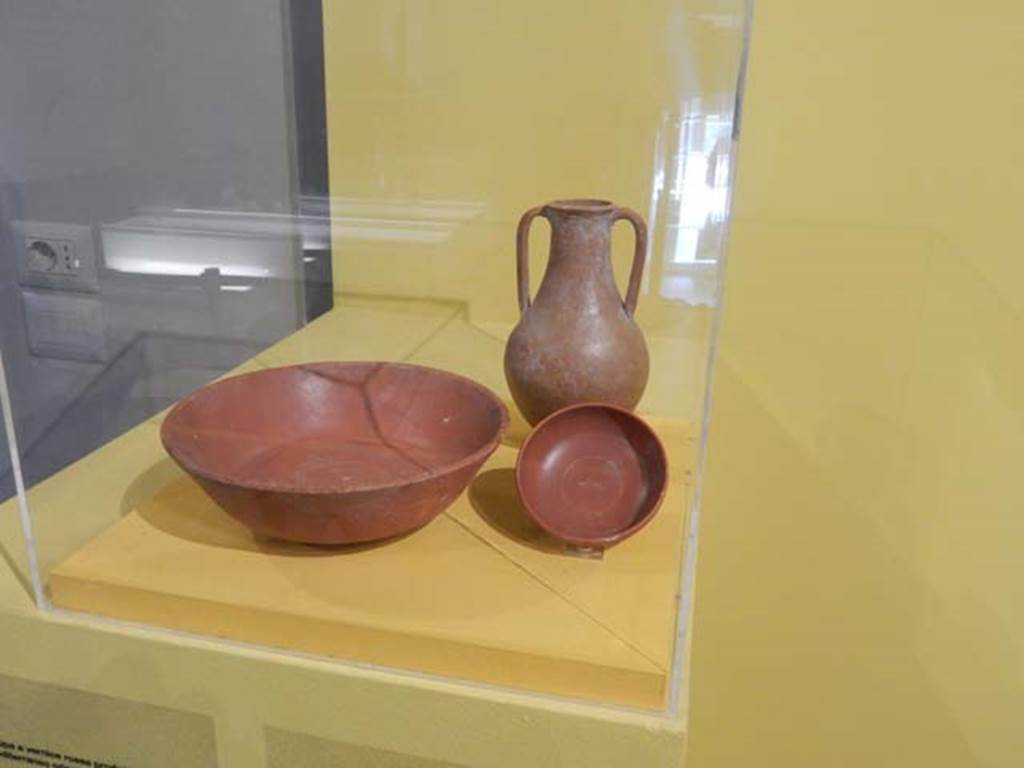 VII.16.17-22, Pompeii. May 2018. 
Red-gloss bowl produced in the eastern Mediterranean. Archaeological Park of Pompeii, inv.14050.
and Red-gloss bowl in Arretine production with stamp bearing the name of the potter. Archaeological Park of Pompeii, inv. 14042.
Photo courtesy of Buzz Ferebee.

