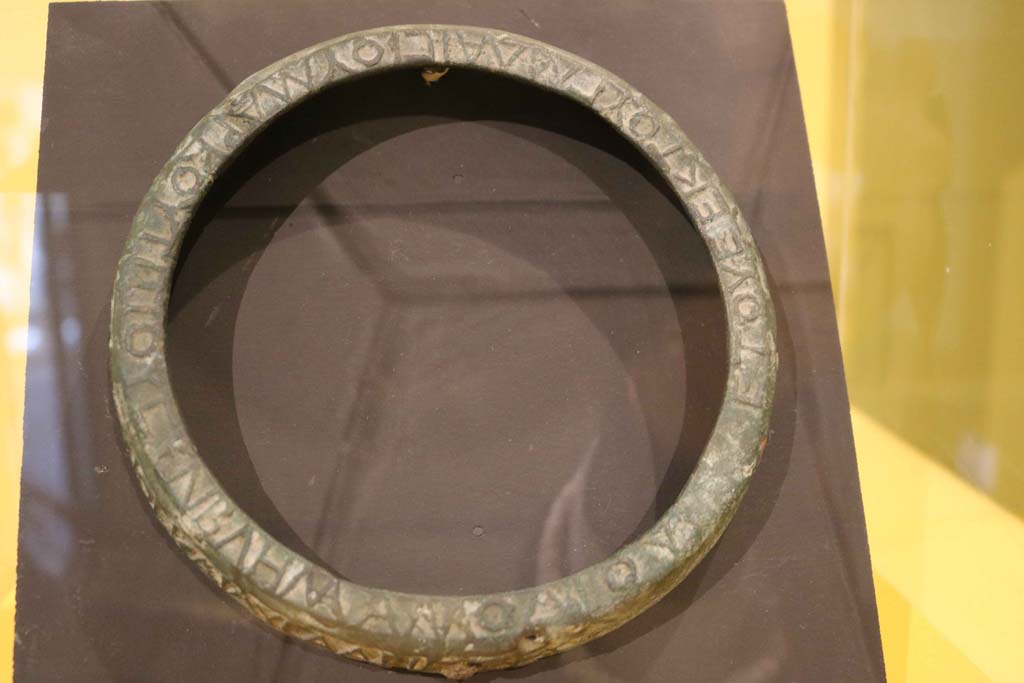 VII.16.17-22, Pompeii. House of Fabius Rufus. April 2019. 
Marble sundial. In exhibition in Antiquarium. PAP inventory number 14330.
Photo courtesy of Rick Bauer.

