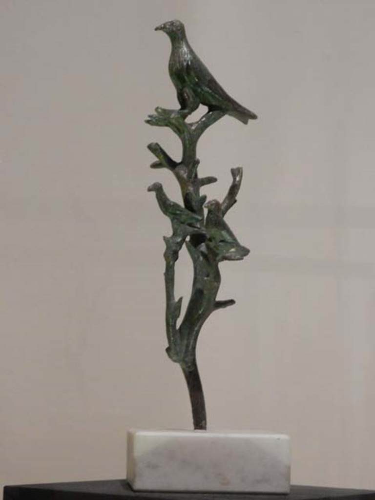 VII.16.17-22, Pompeii. May 2018. Decorative element of bronze fountain with crow and two birds on a branch. 
Archaeological Park of Pompeii, but no inventory number given. Photo courtesy of Buzz Ferebee.
