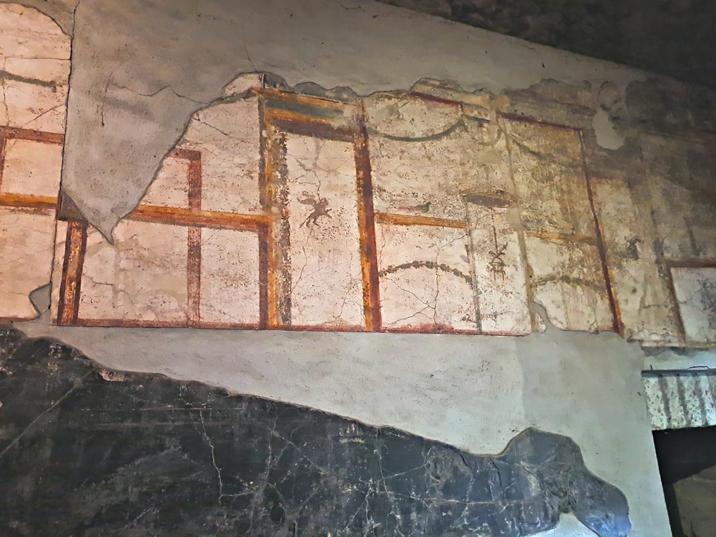 VII.16.a Pompeii. November 2023. Room 7, detail of upper south wall. Photo courtesy of Giuseppe Ciaramella.

