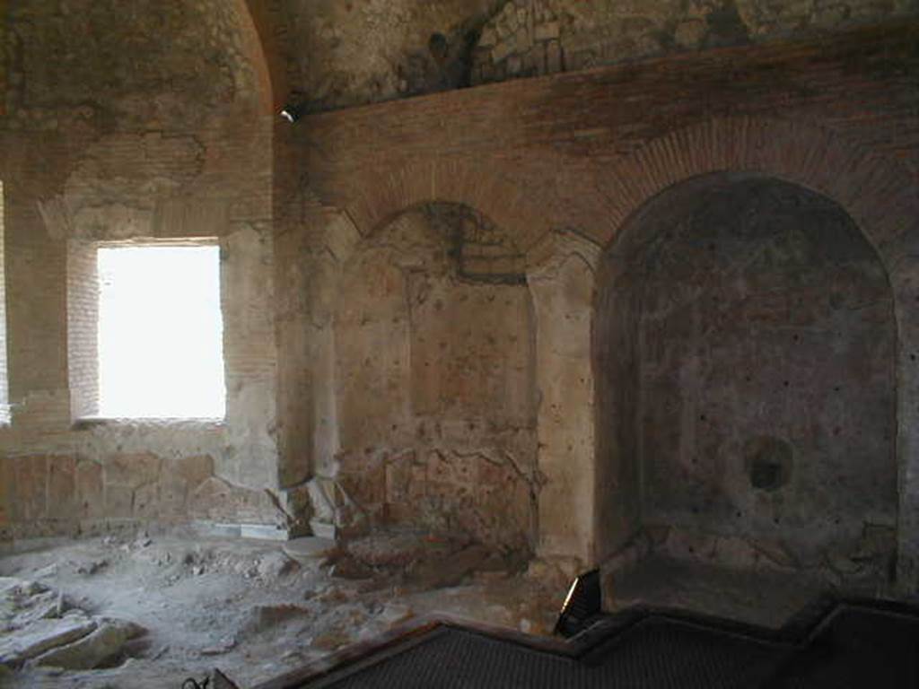 VII.16.a Pompeii. September 2005. Room 4, looking north-west towards the semicircular window.
