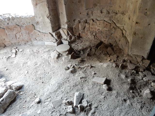 VII.16.a Pompeii. May 2015. Room 4, north-west side. Photo courtesy of Buzz Ferebee.