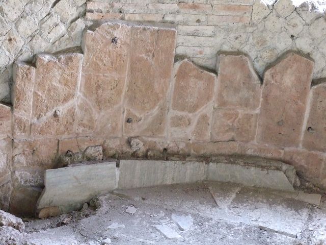 VII.16.a Pompeii.  September 2005. Room 4, wall around semicircular window.
