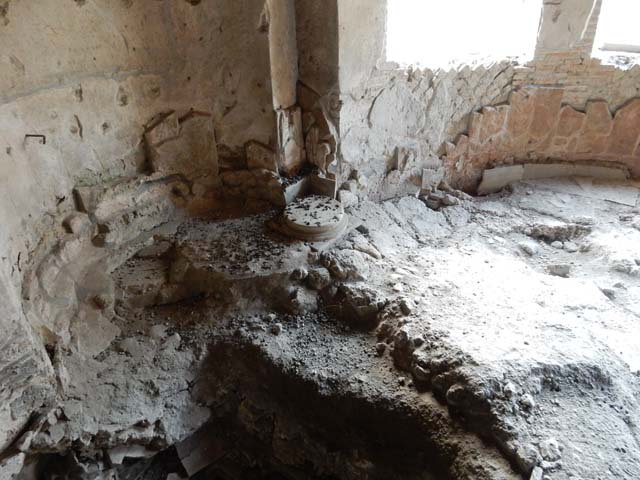 VII.16.a Pompeii. May 2015. Room 4, south-west side. Photo courtesy of Buzz Ferebee.


