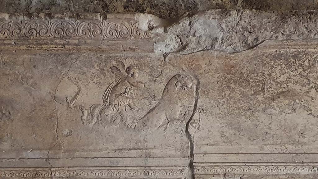 VII.16.a Pompeii. October 2020. Room 6, detail of stucco on north wall. Photo courtesy of Klaus Heese.