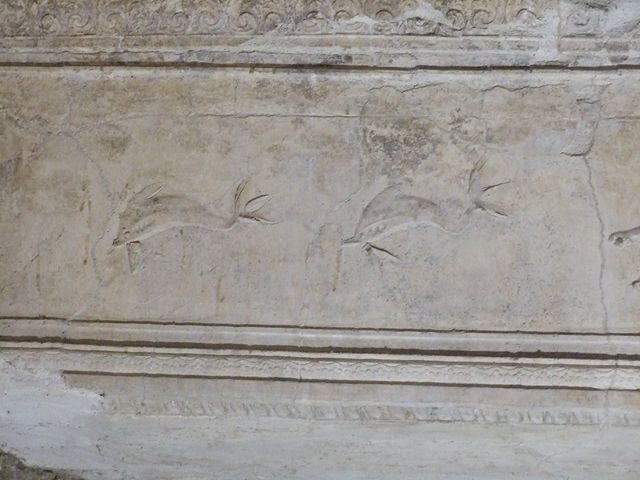 VII.16.a Pompeii. September 2021. Room 6, detail of decorative stucco frieze on south wall. Photo courtesy of Klaus Heese.