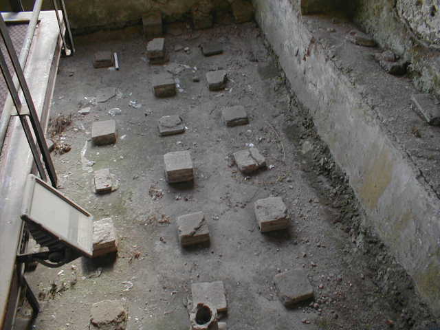 VII.16.a Pompeii.  December 2006. Room 3, hypocaust floor.