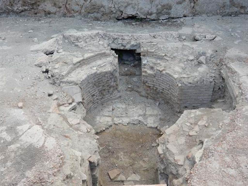 VII.16.a Pompeii. October 2020. Room 2, pool. Area of hypocaust under pool. Photo courtesy of Klaus Heese.