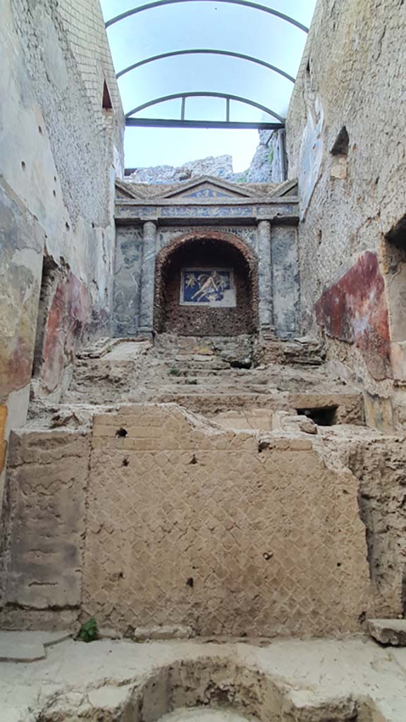 VII.16.a Pompeii. August 2021. Room 9, looking east towards nymphaeum cascade.
Foto Annette Haug, ERC Grant 681269 DÉCOR.

