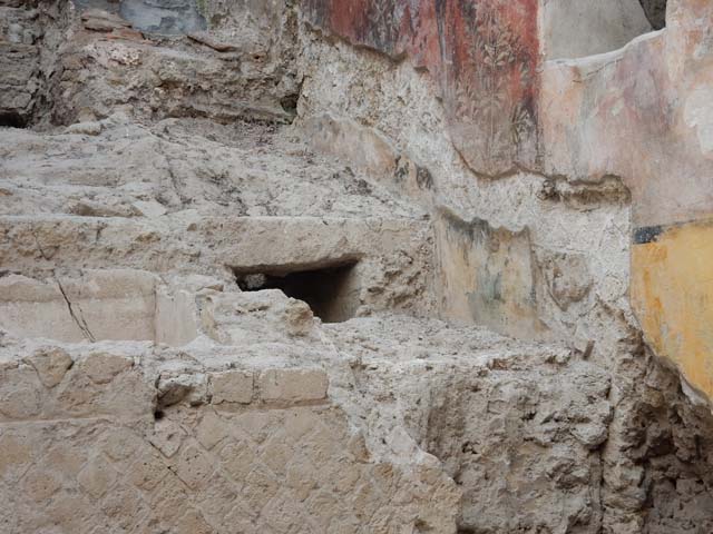 VII.16.a Pompeii. May 2015. Room 9, detail of lower south wall of Nymphaeum cascade. Photo courtesy of Buzz Ferebee.
