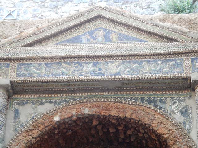 VII.16.a Pompeii. May 2015. Room 9, detail from aedicula in centre of upper nymphaeum. Photo courtesy of Buzz Ferebee.

