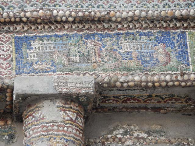 VII.16.a Pompeii. May 2015. Room 9, detail from south end of nymphaeum.
Photo courtesy of Buzz Ferebee.

