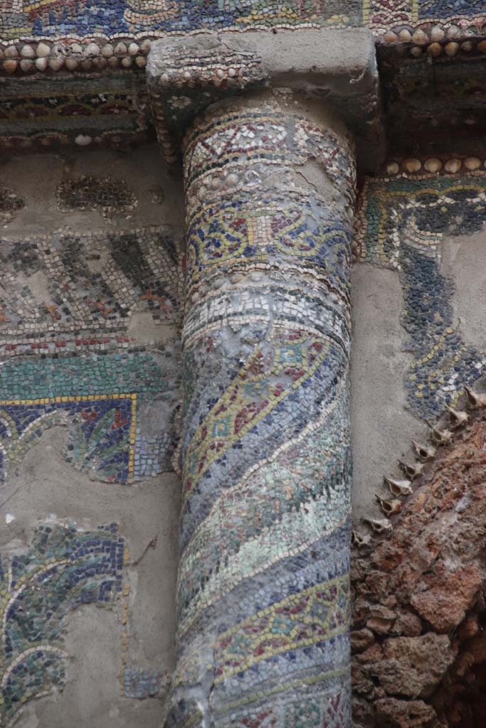 VII.16.a Pompeii. October 2020. Room 9, detail from mosaic at side of column on north side. 
Photo courtesy of Klaus Heese. 
