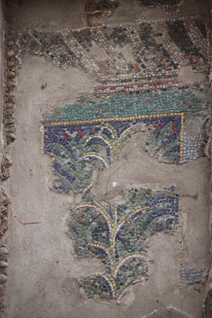 VII.16.a Pompeii. October 2020. Room 9, detail from mosaic at side of column on north side. 
Photo courtesy of Klaus Heese. 
