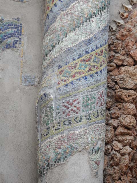 VII.16.a Pompeii. May 2015. Room 9, detail of column on north side.
Photo courtesy of Buzz Ferebee.
