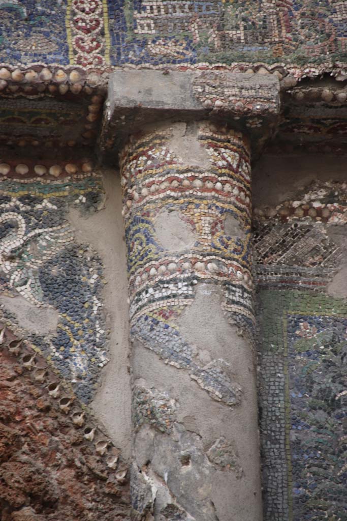 VII.16.a Pompeii. September 2021. Room 9, detail of mosaic at side of column on south side. Photo courtesy of Klaus Heese.