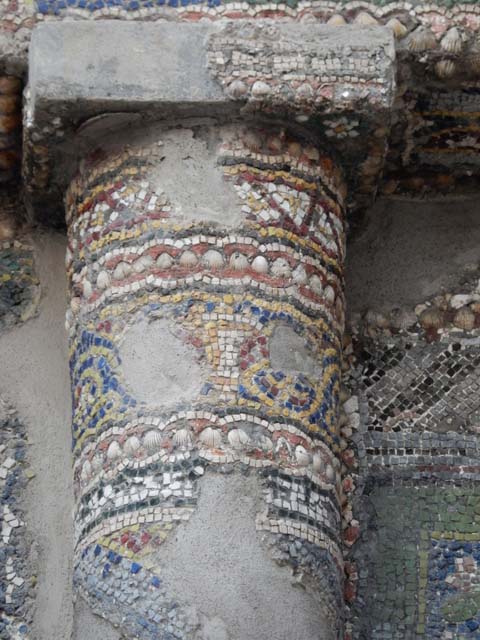 VII.16.a Pompeii. May 2015. Room 9, detail of column on south side. Photo courtesy of Buzz Ferebee.
